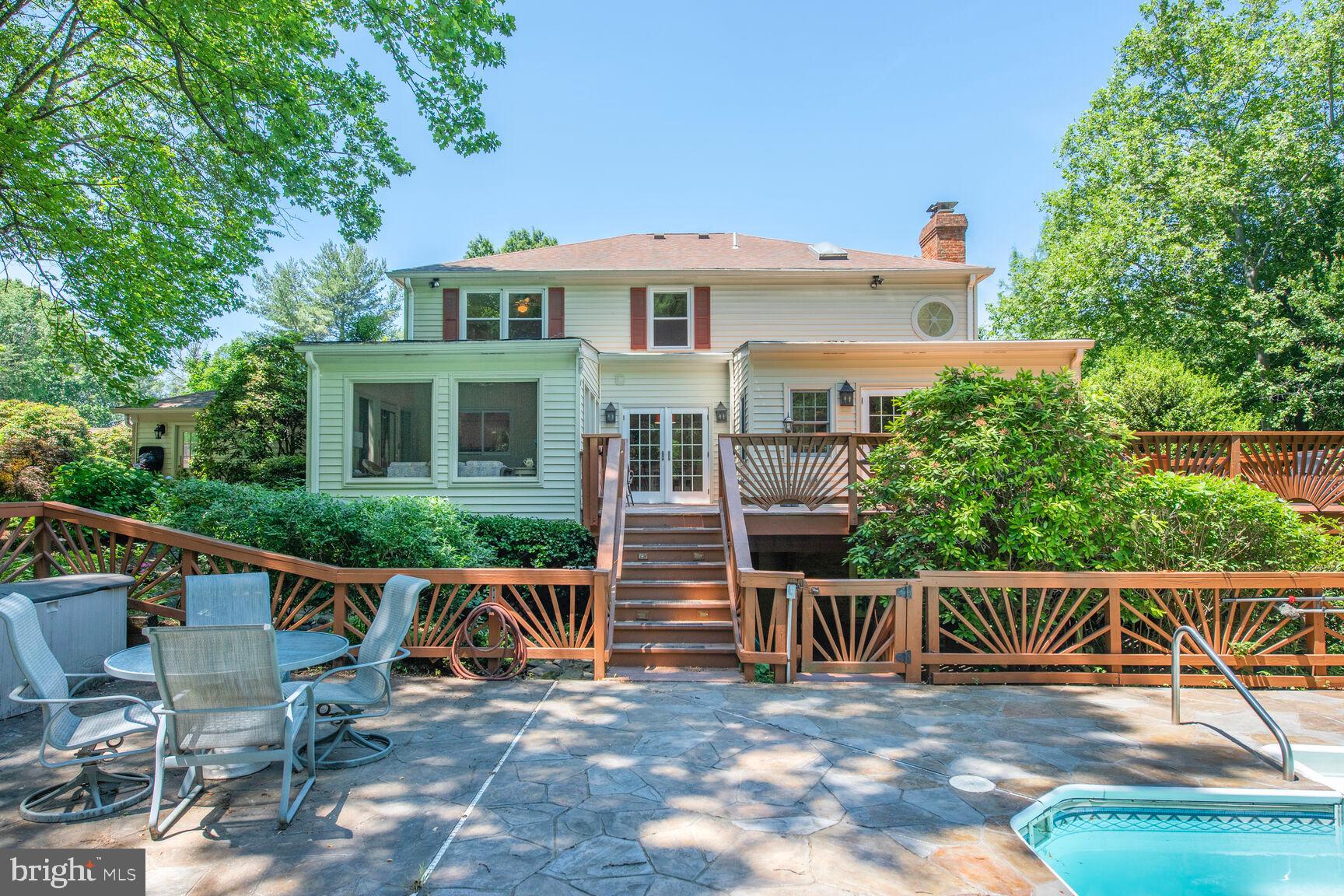 HOLLY KNOLL - Residential