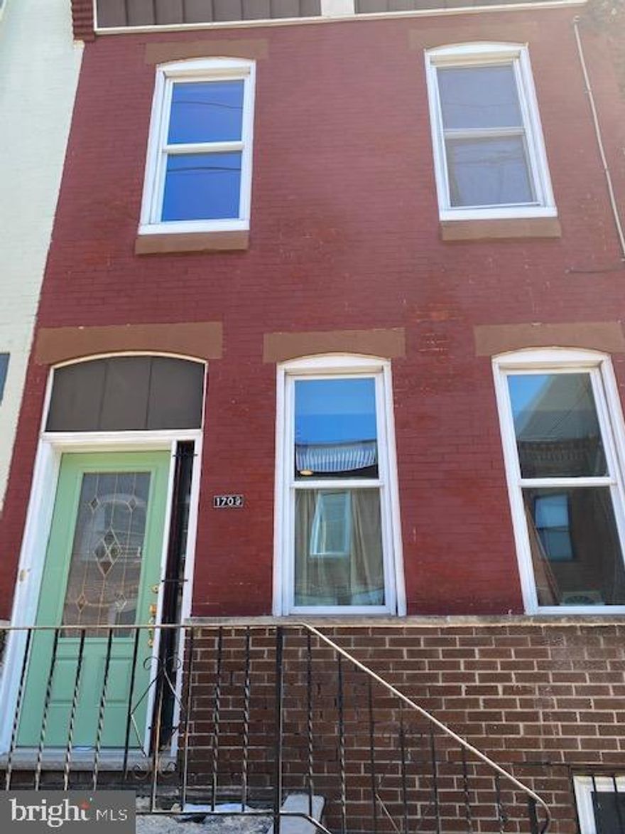 Large 1400 Sq ft home in the heart of point Breeze.   .  3 large bedrooms and 1 1/2 baths. Walking distance to broad street line and many other bars and restaurants in the area .  All pets are welcome without additional $$.  Make your appointment today !!  Old carpet is gone and a brand new flooring is installed throughout.