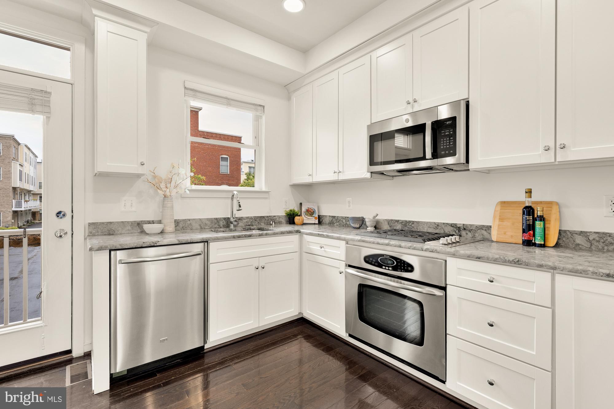 906 3RD STREET SE