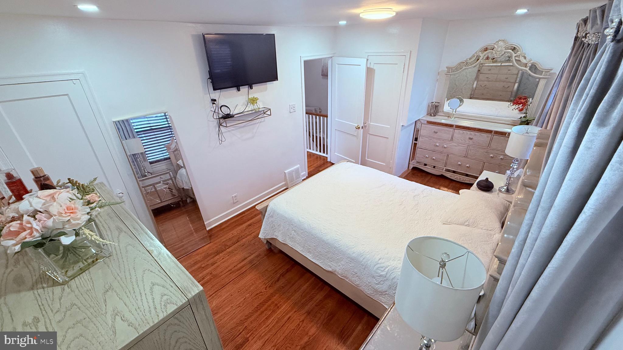 OXFORD CIRCLE - Residential