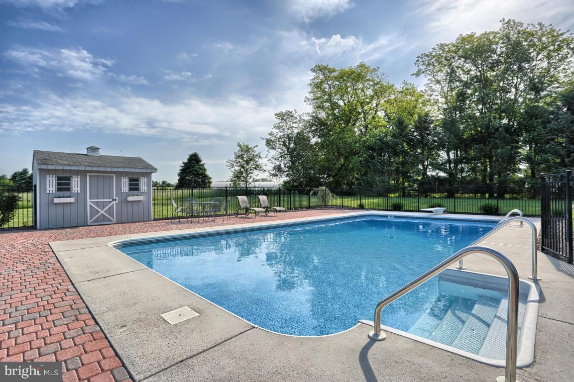 ROYAL OAKS - Residential