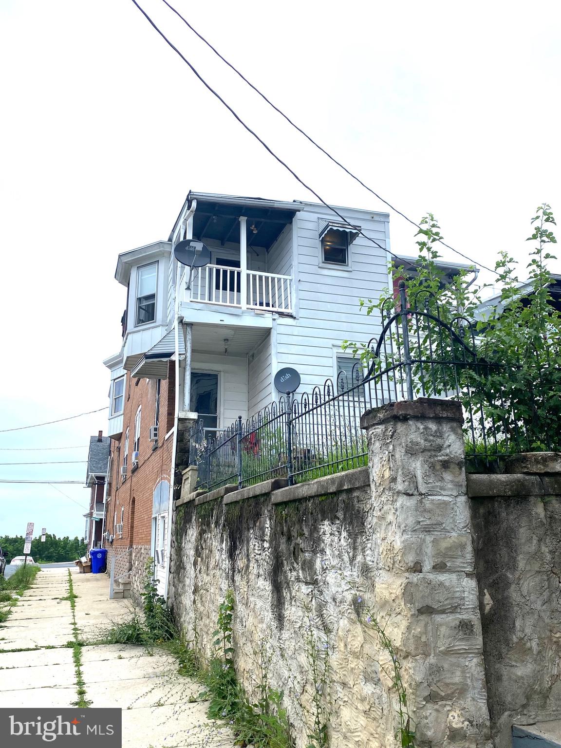 Main image without alt text