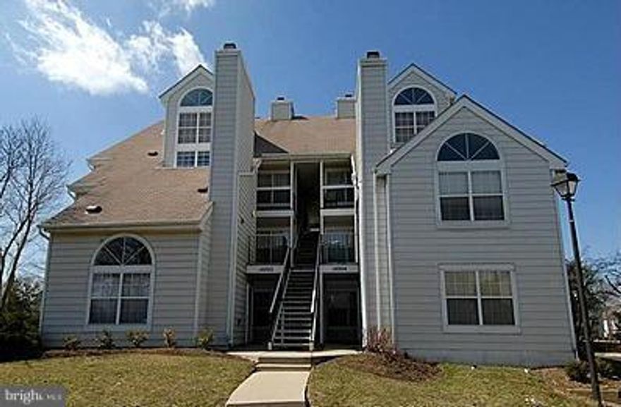 SOUGHT AFTER TOP FLOOR UNIT AT VISTA 2. LOFT AND BALCONY - CATHERDRAL CEILING- FIRE PLACE -