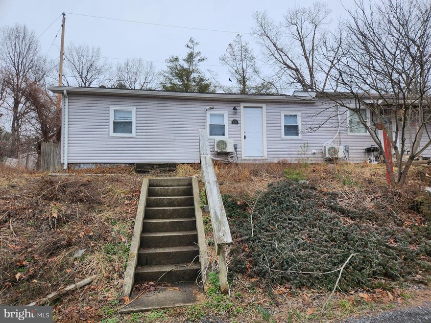 Nice apartment in Berkeley Springs features 1 bedroom, 1 bathroom, kitchen and in unit laundry.  Close to VA line.