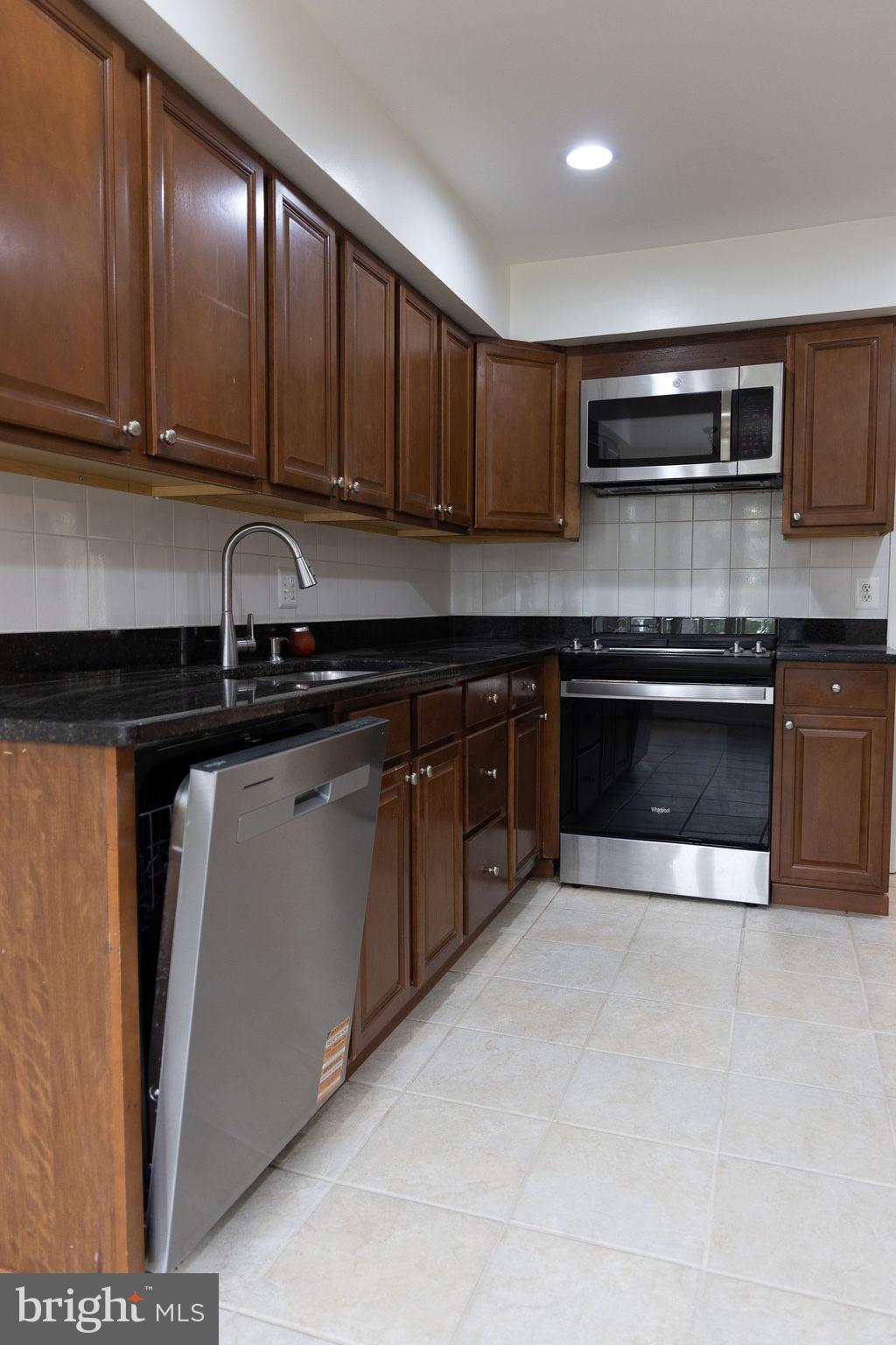 THE OAKS AT MCLEAN - Residential Lease