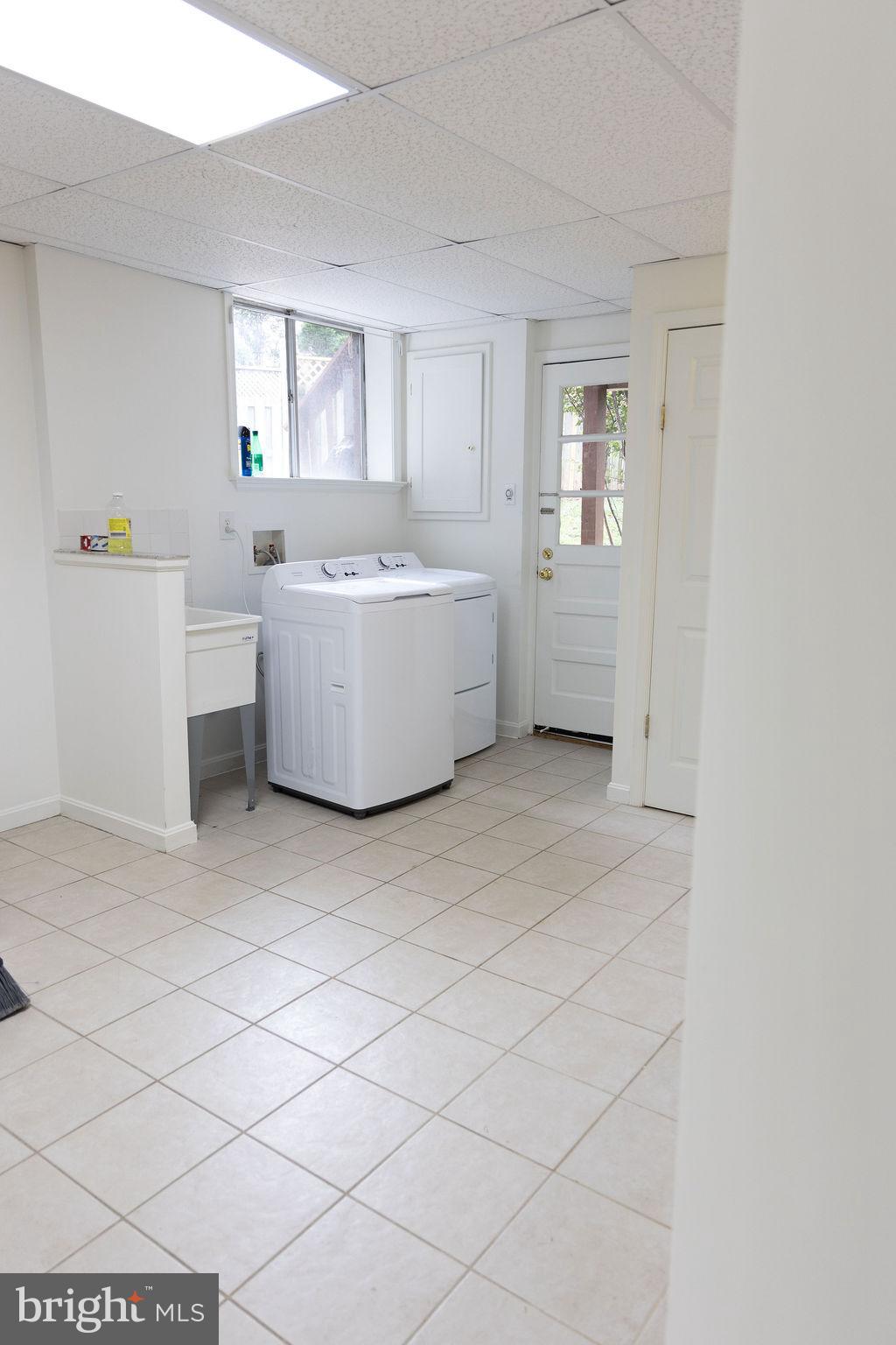 THE OAKS AT MCLEAN - Residential Lease