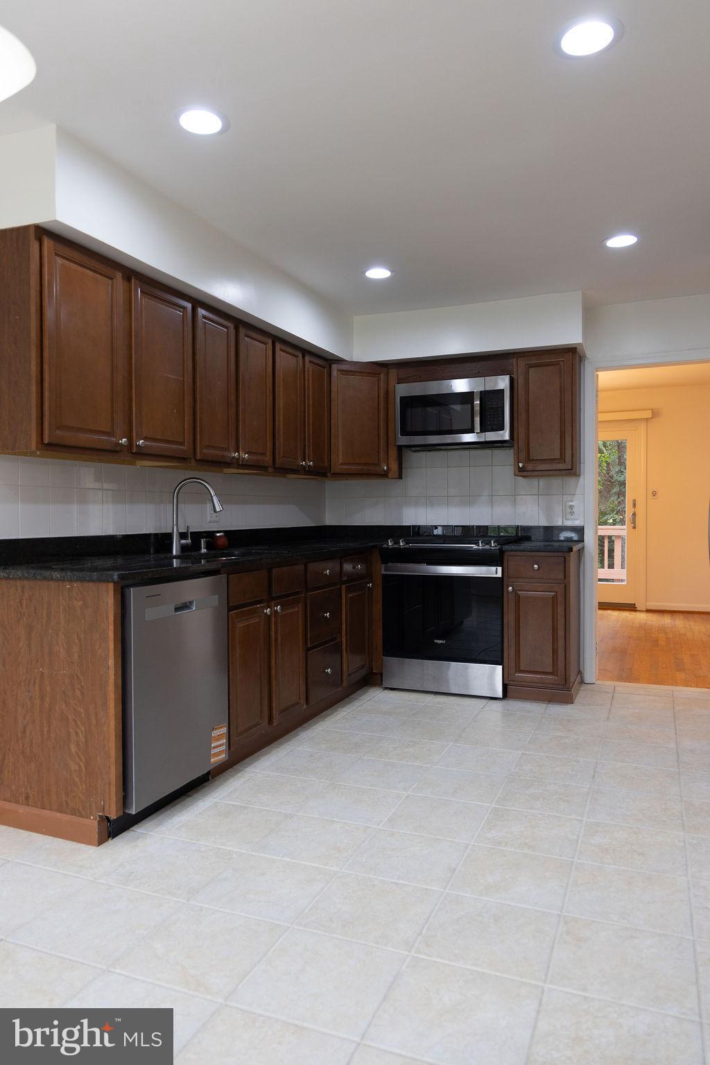 THE OAKS AT MCLEAN - Residential Lease