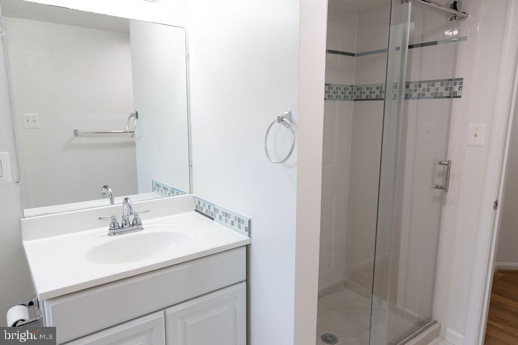 THE OAKS AT MCLEAN - Residential Lease