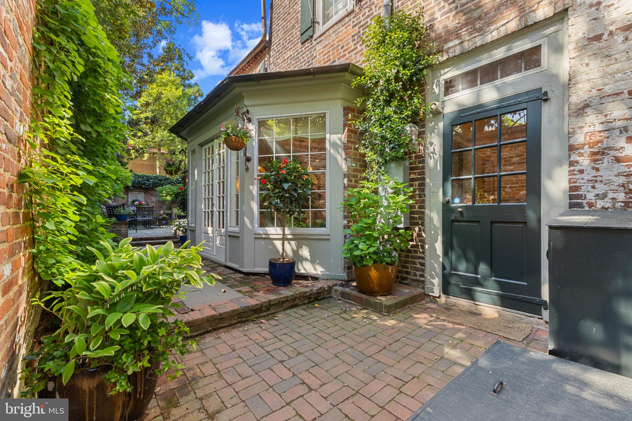 OLD TOWN ALEXANDRIA - Residential