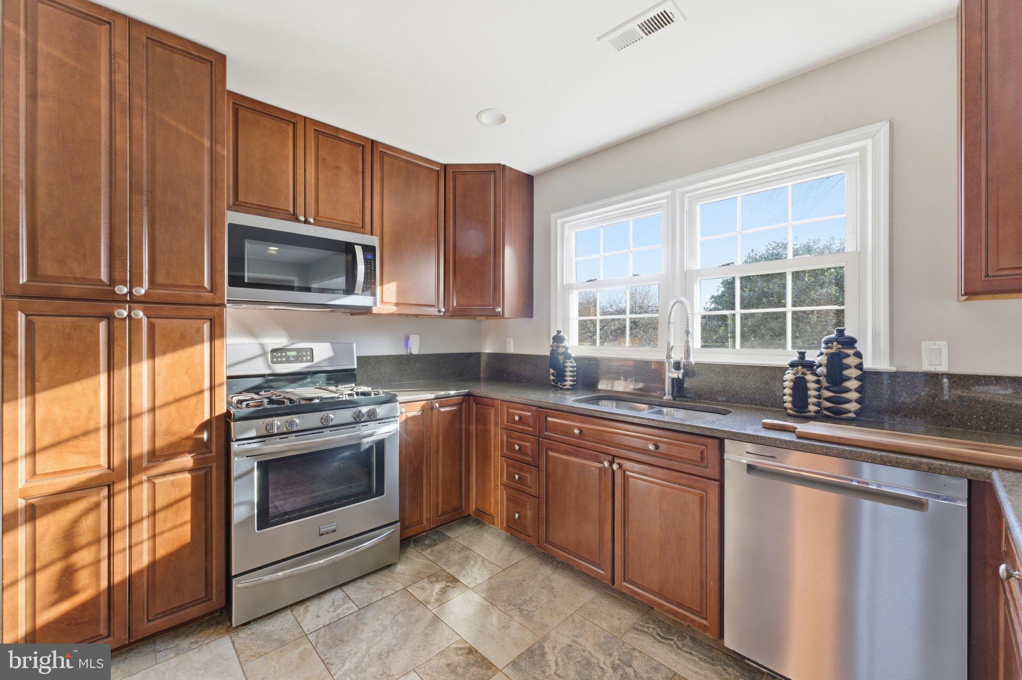 ASHBURN VILLAGE - Residential