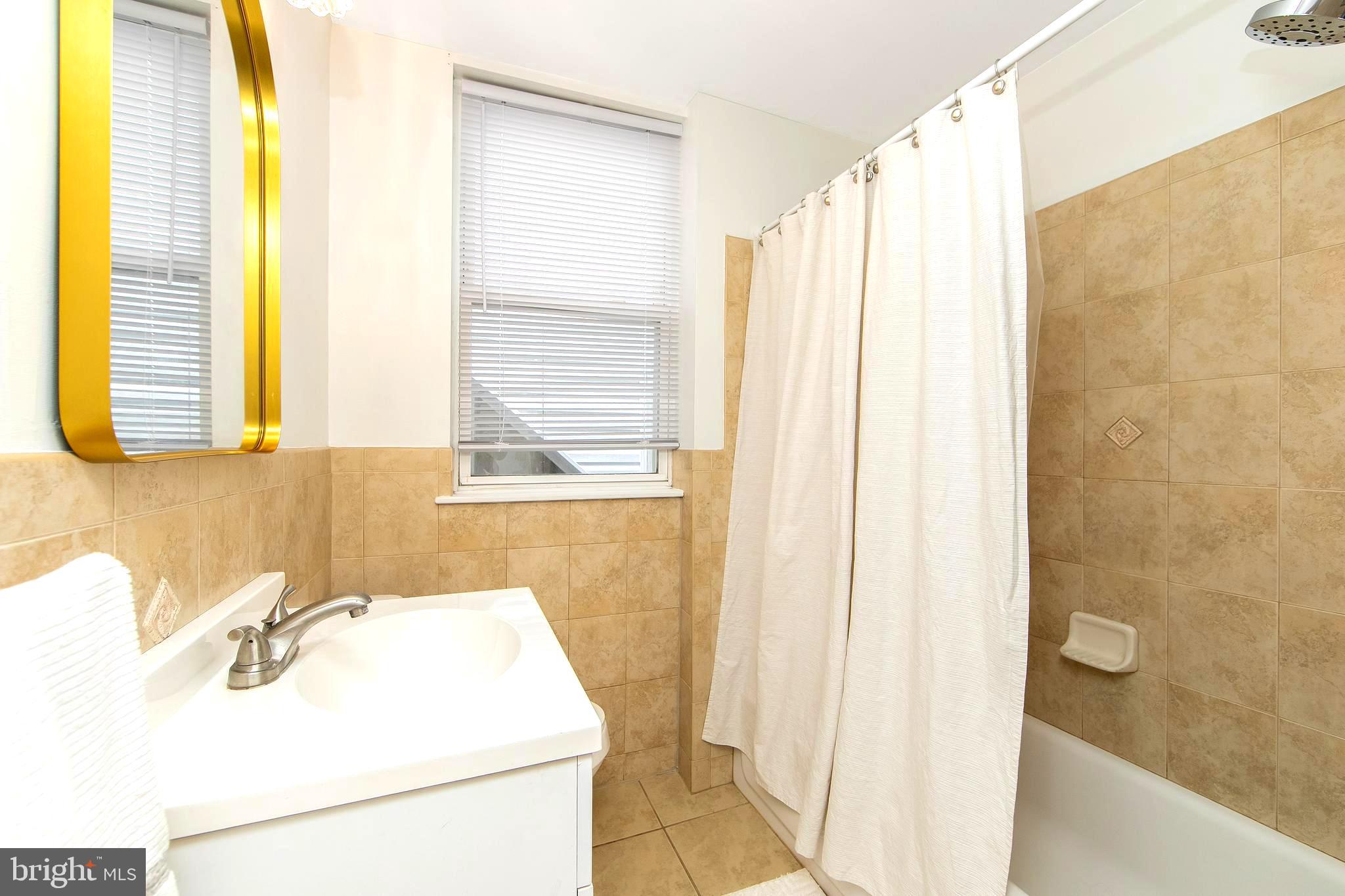 DICKENS SQ - Residential