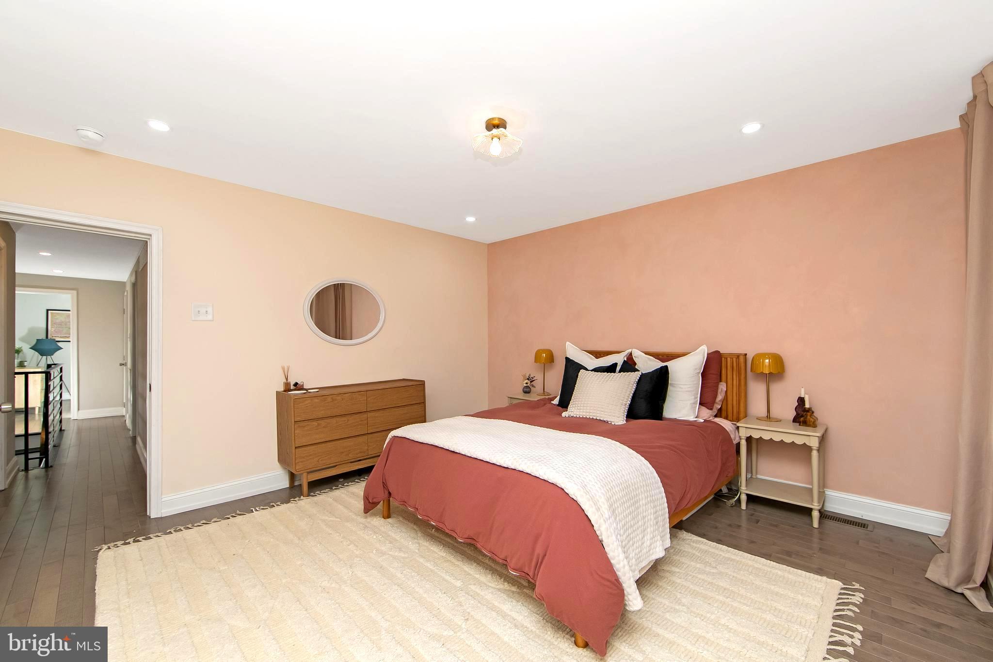 DICKENS SQ - Residential