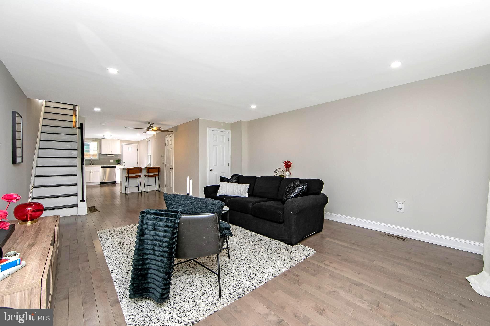 DICKENS SQ - Residential