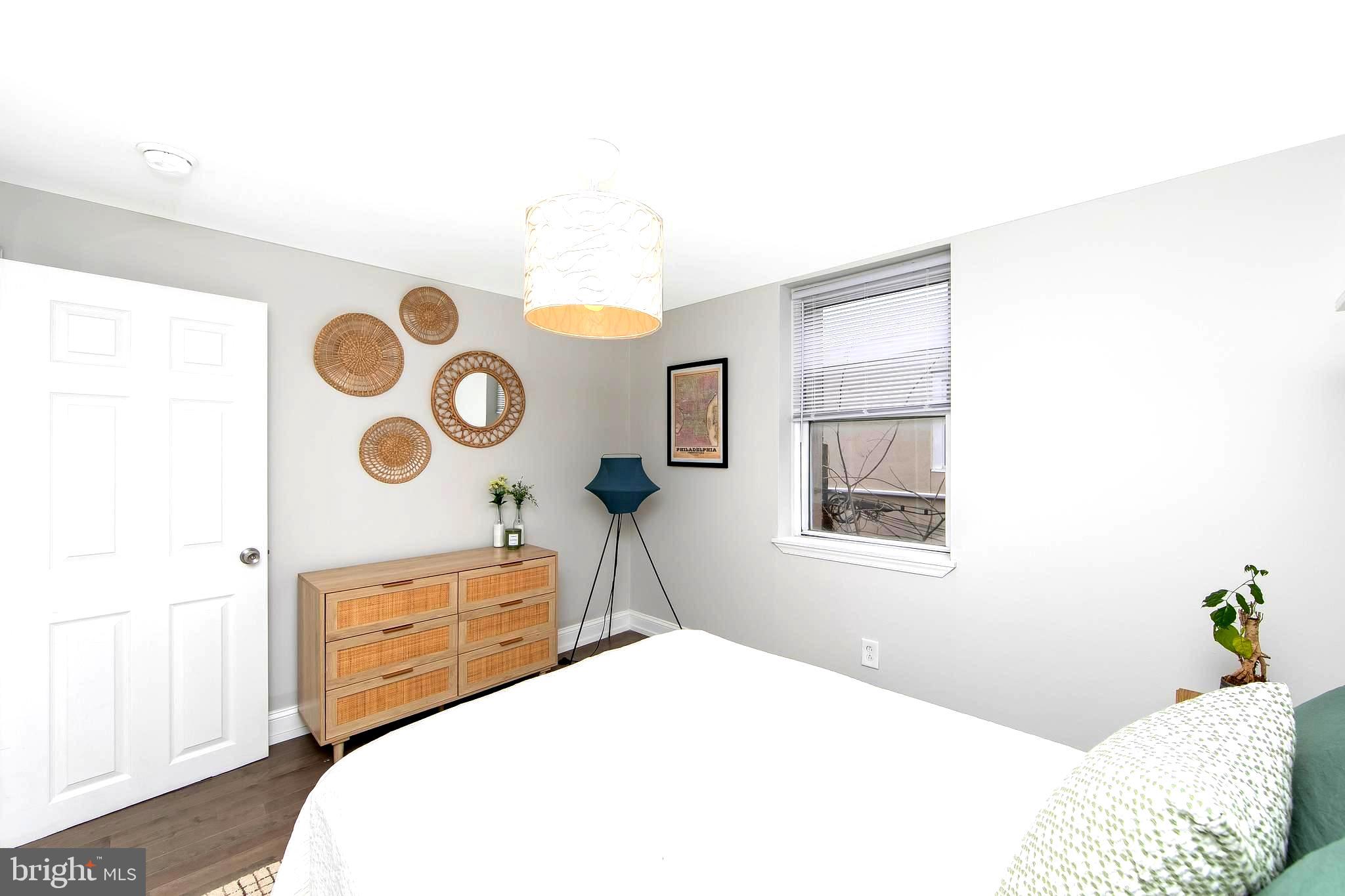 DICKENS SQ - Residential