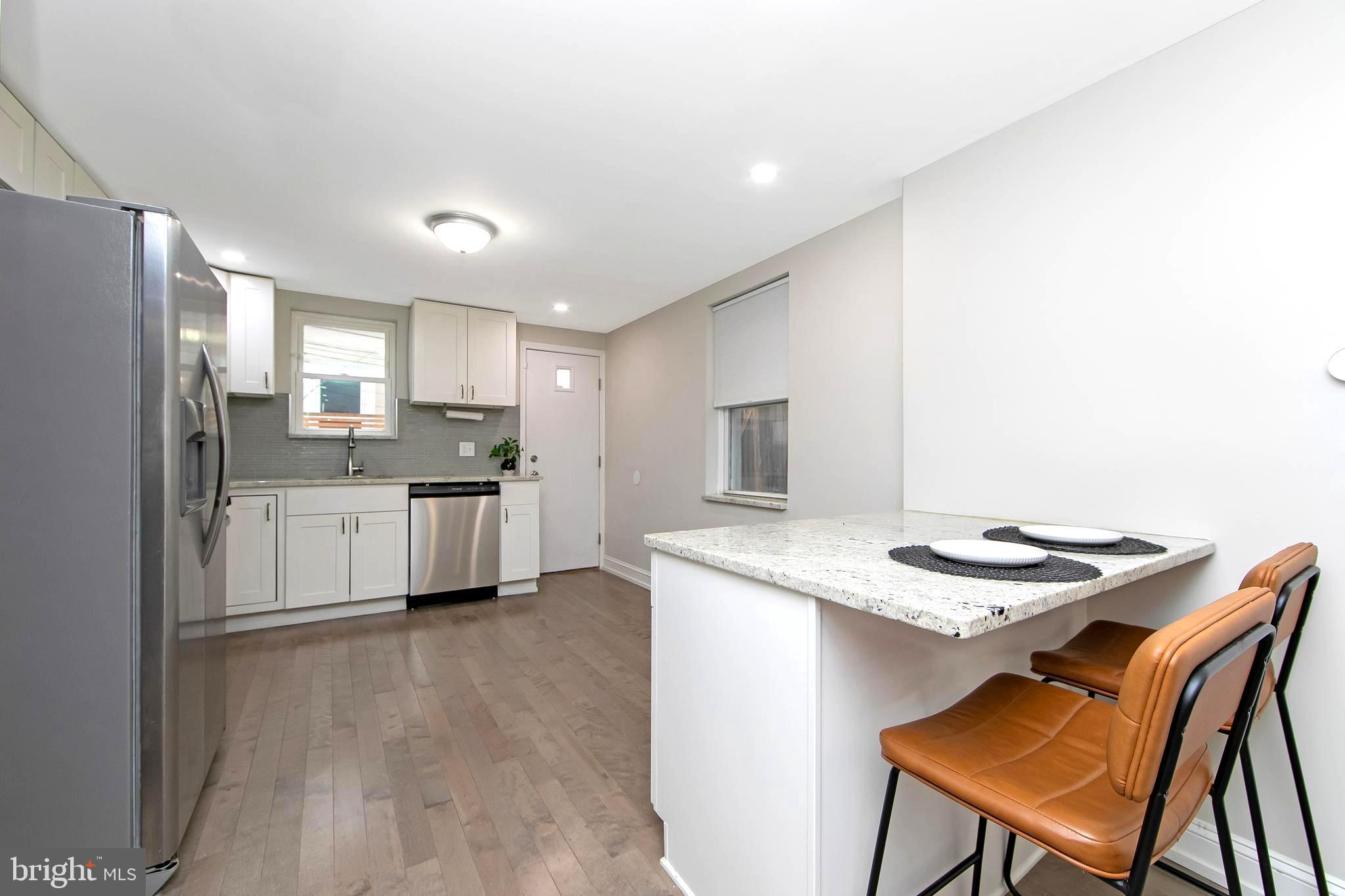 DICKENS SQ - Residential