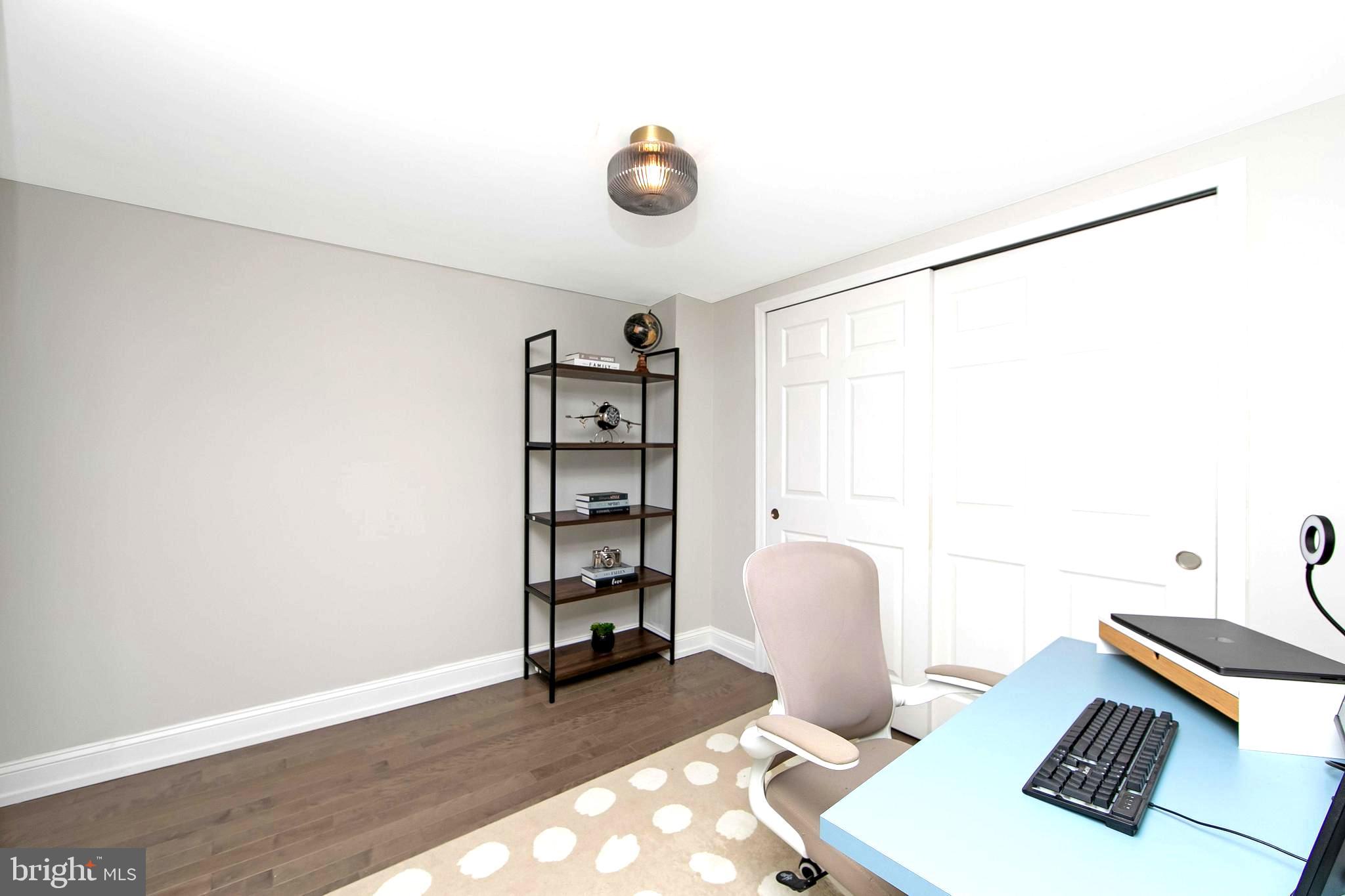 DICKENS SQ - Residential