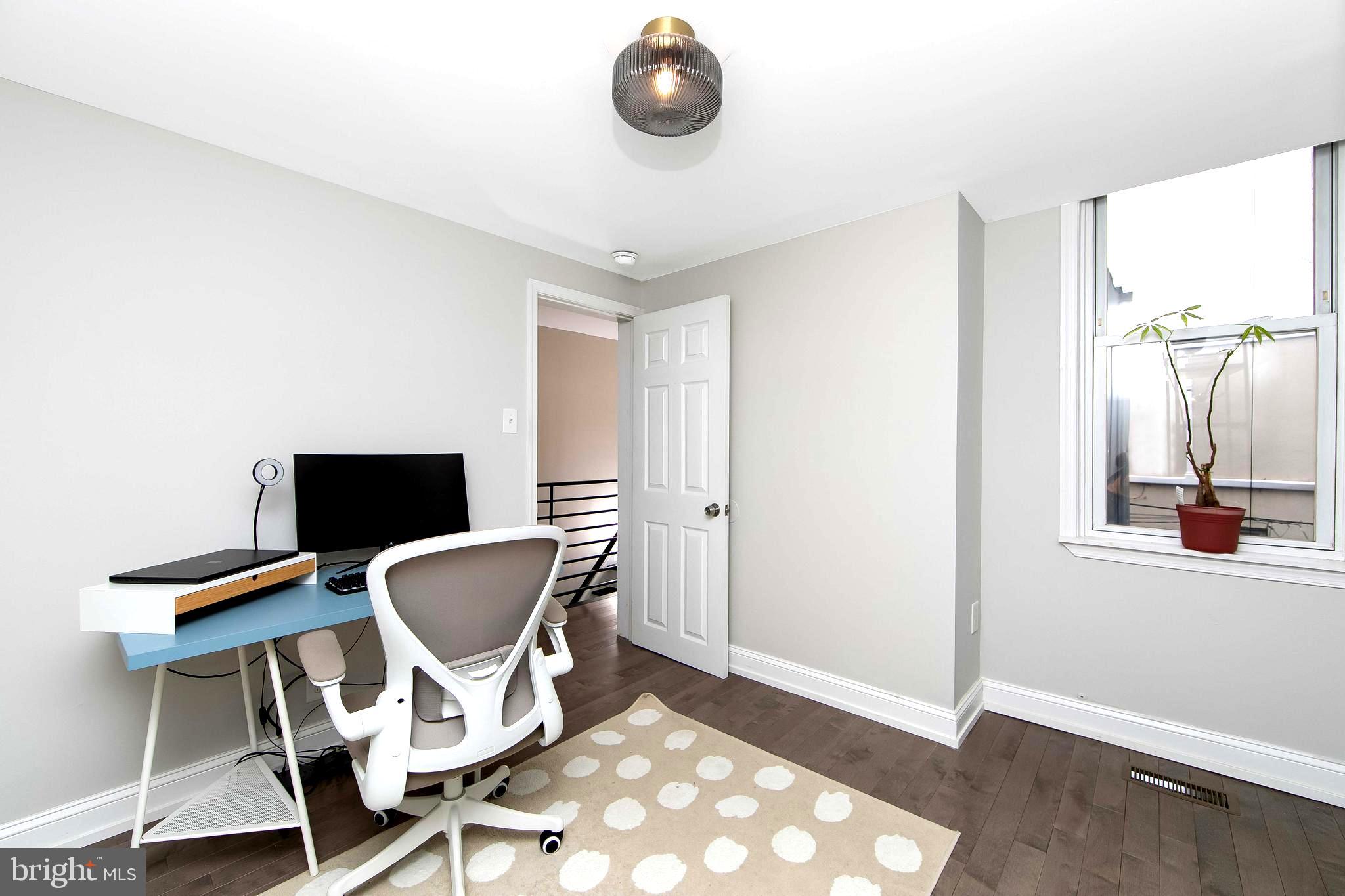 DICKENS SQ - Residential