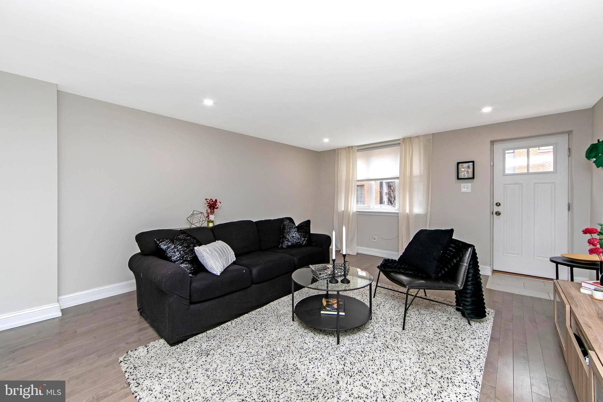 DICKENS SQ - Residential