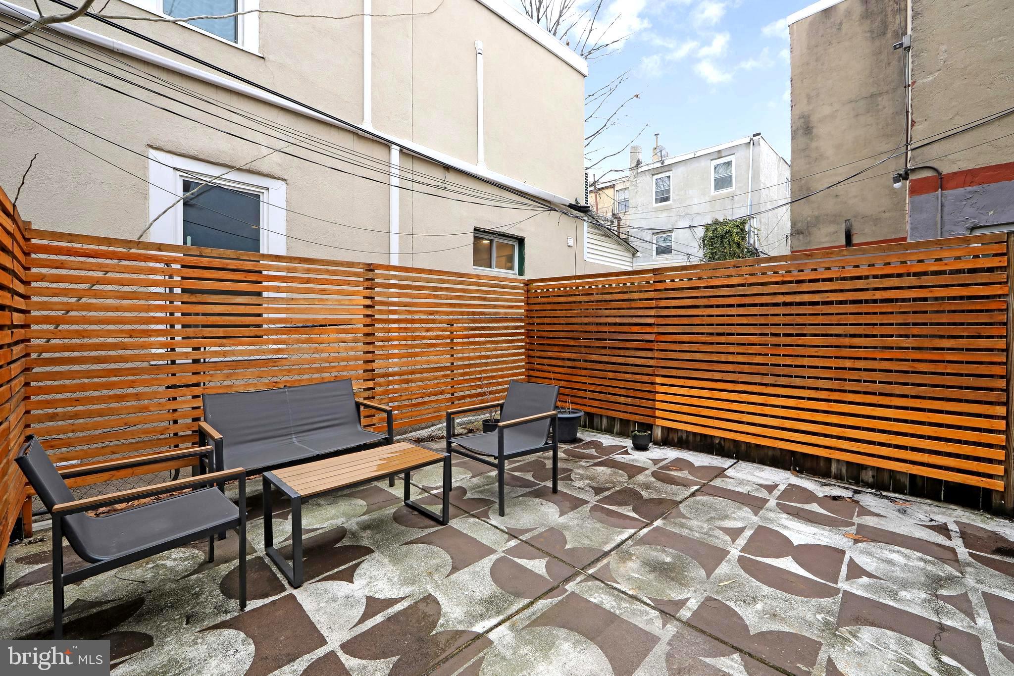 DICKENS SQ - Residential