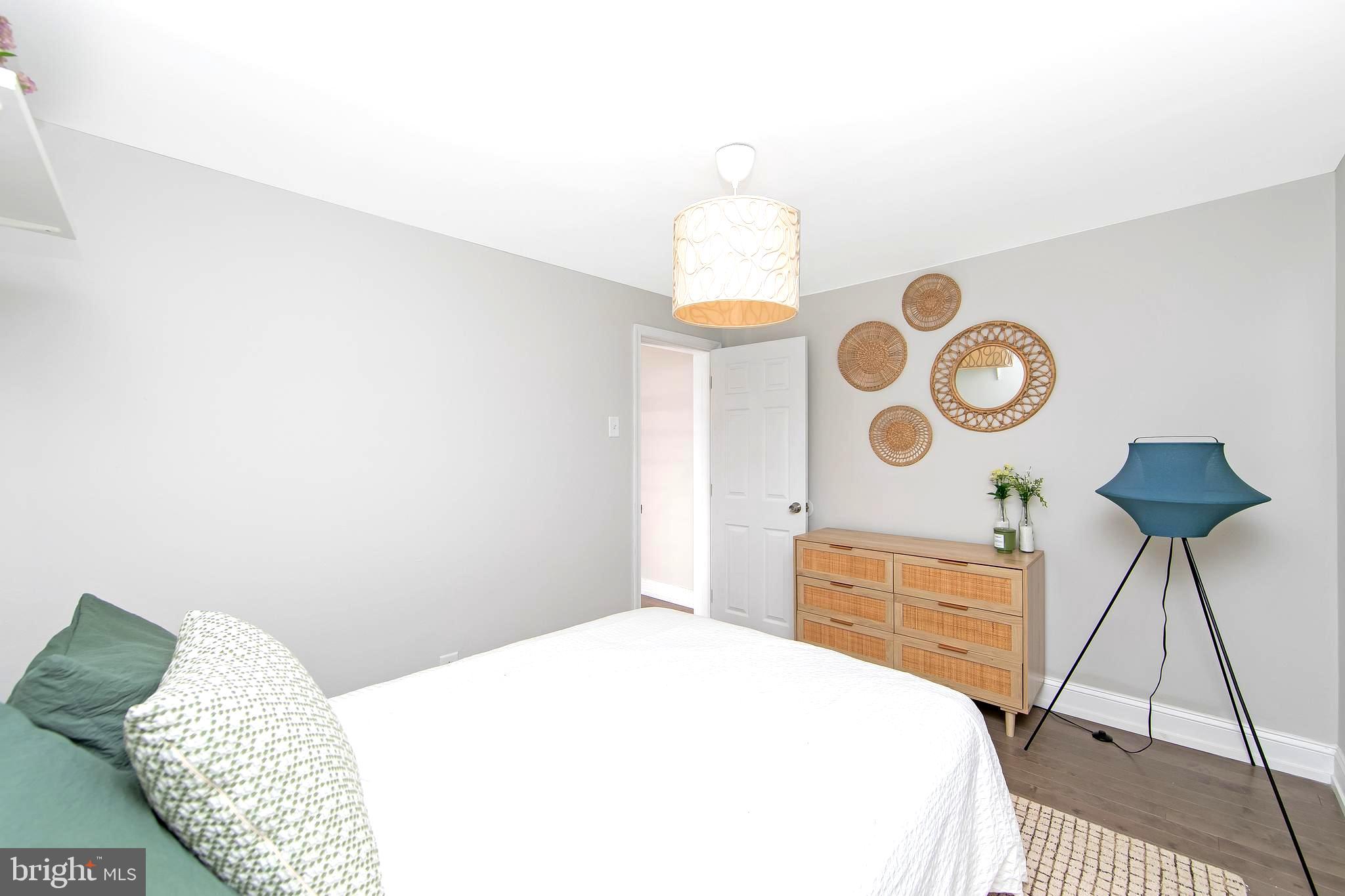 DICKENS SQ - Residential