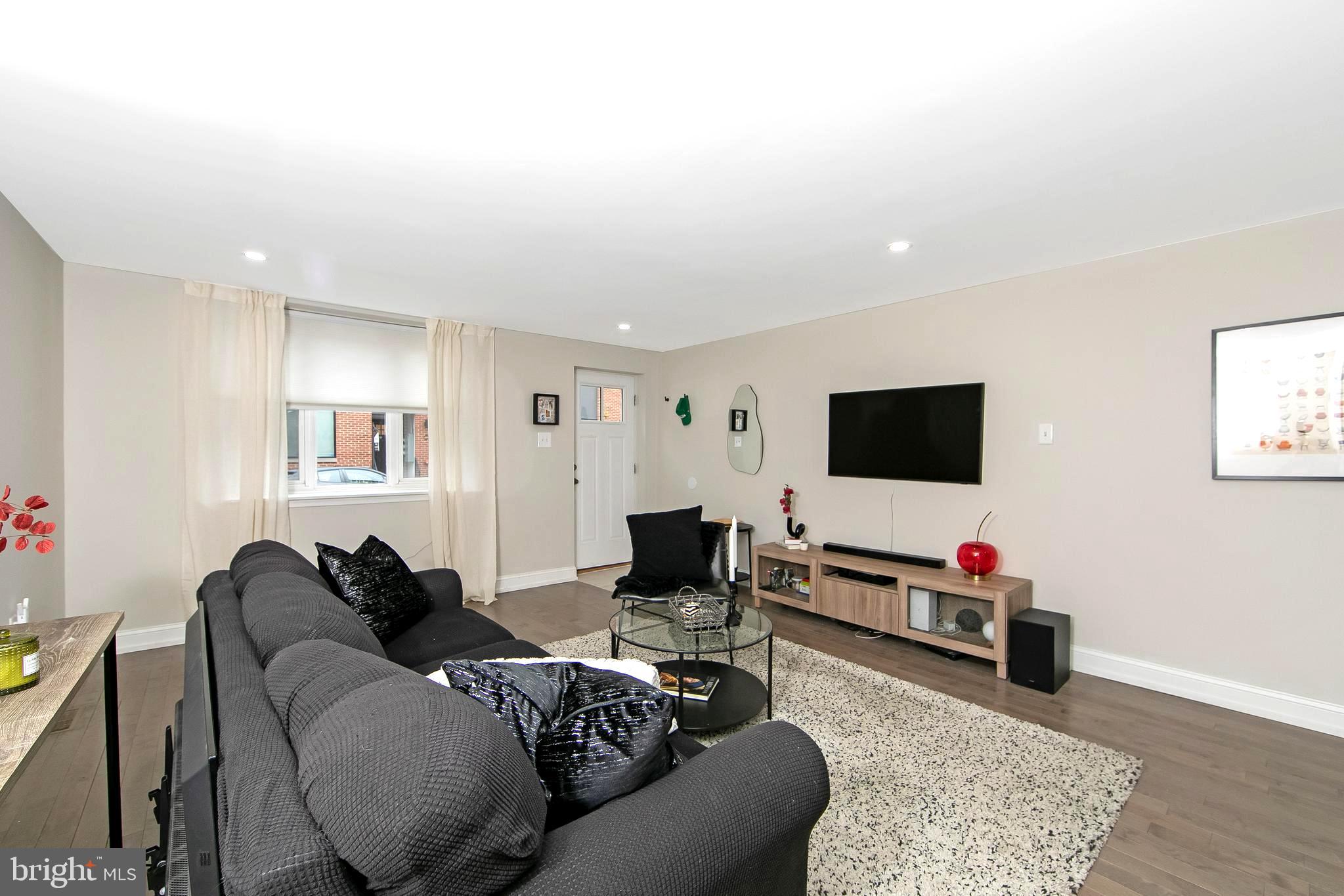 DICKENS SQ - Residential