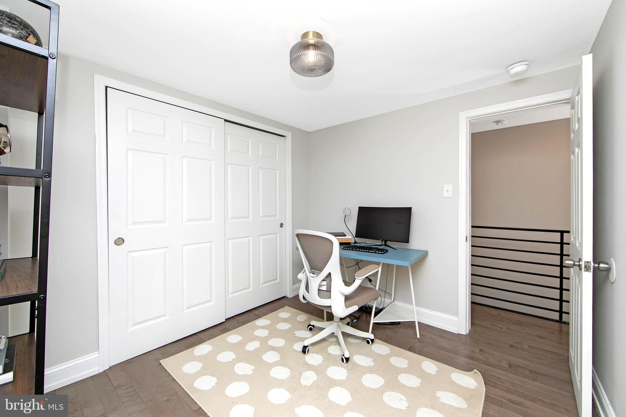 DICKENS SQ - Residential