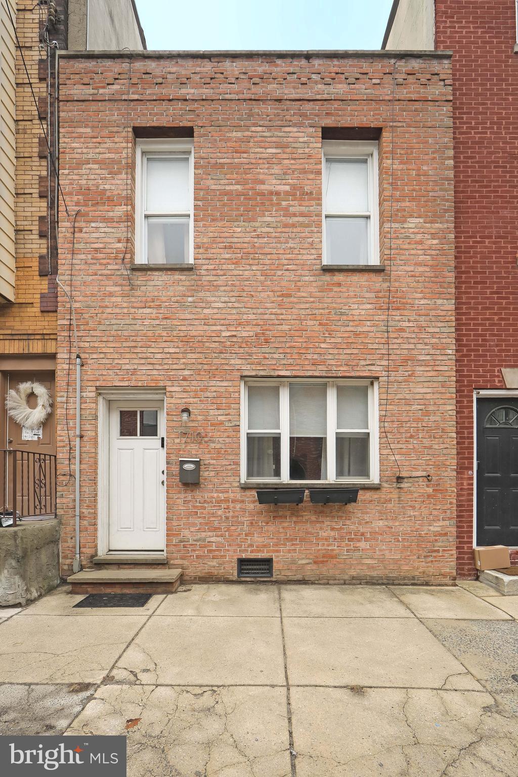 DICKENS SQ - Residential