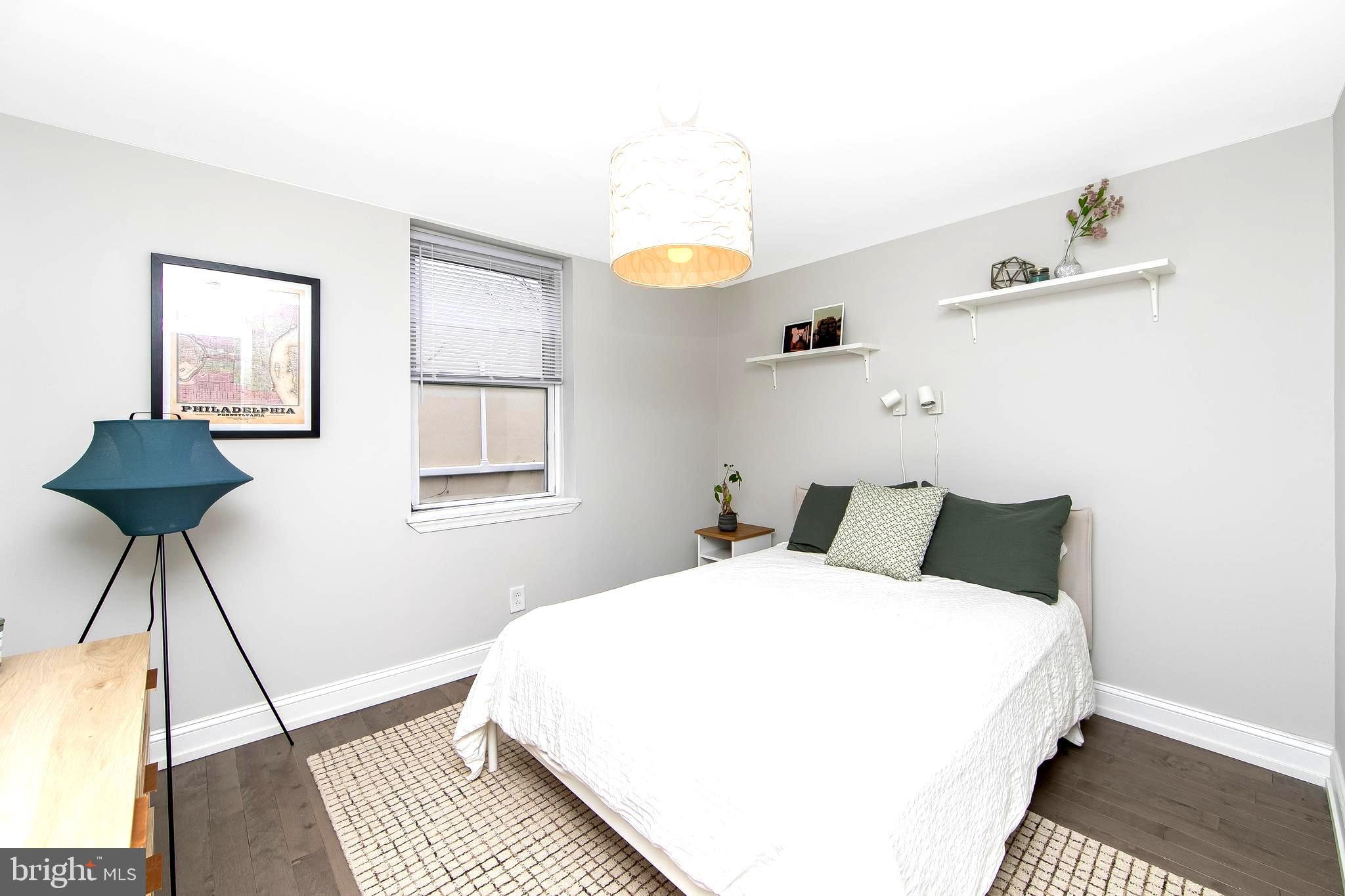 DICKENS SQ - Residential