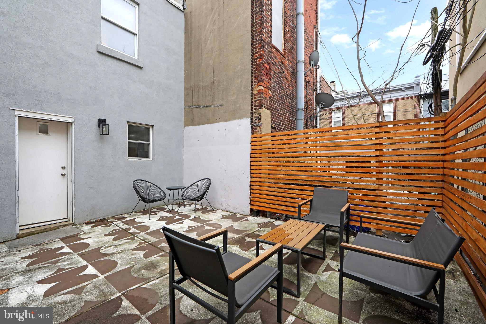 DICKENS SQ - Residential