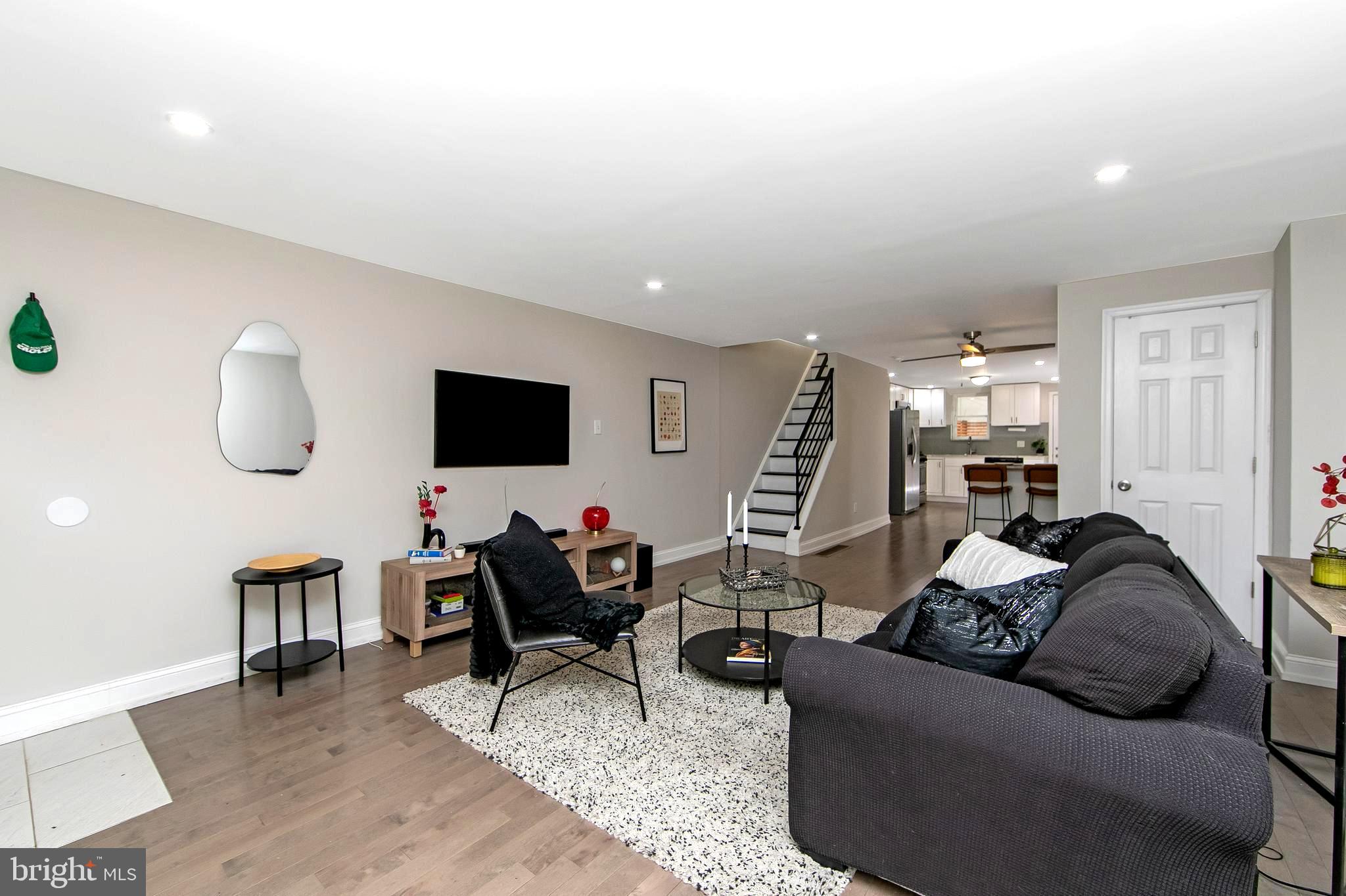 DICKENS SQ - Residential