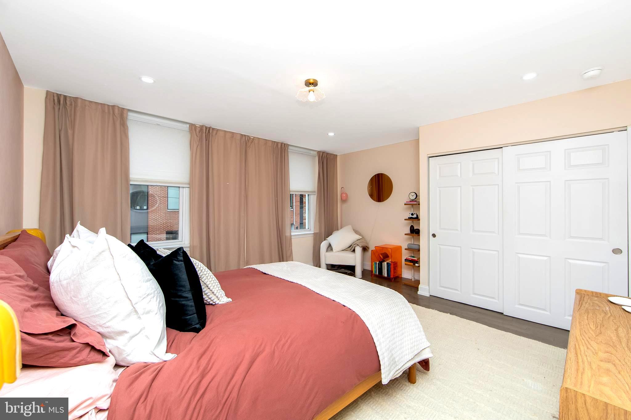 DICKENS SQ - Residential