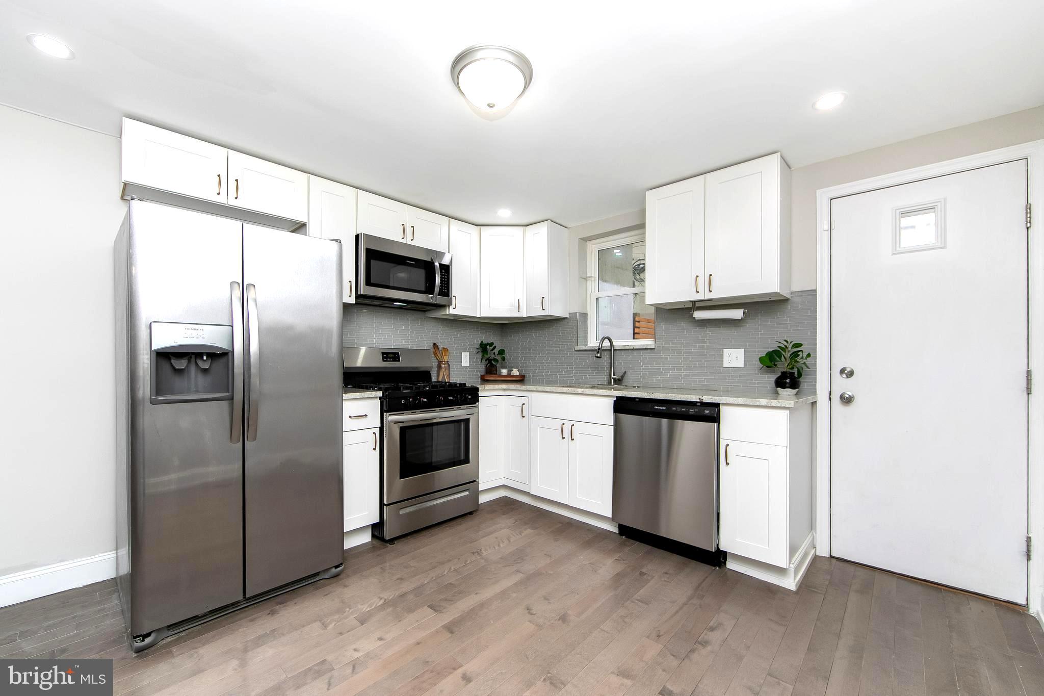 DICKENS SQ - Residential