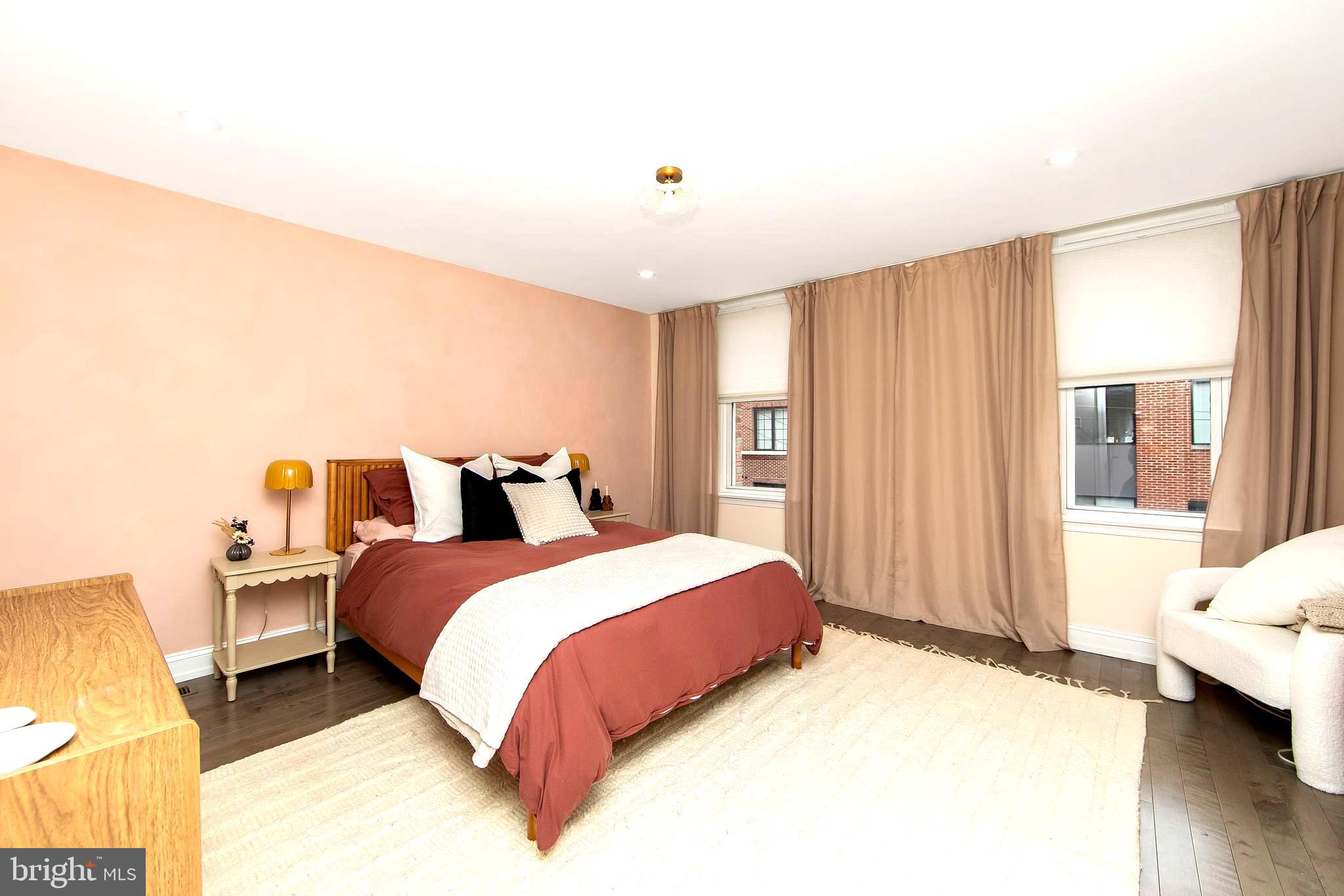 DICKENS SQ - Residential