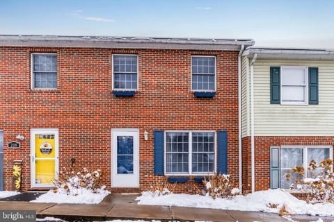 Townhouse For Sale - 206 Schoolhouse Lane<br/> MILLERSBURG, PA 17061