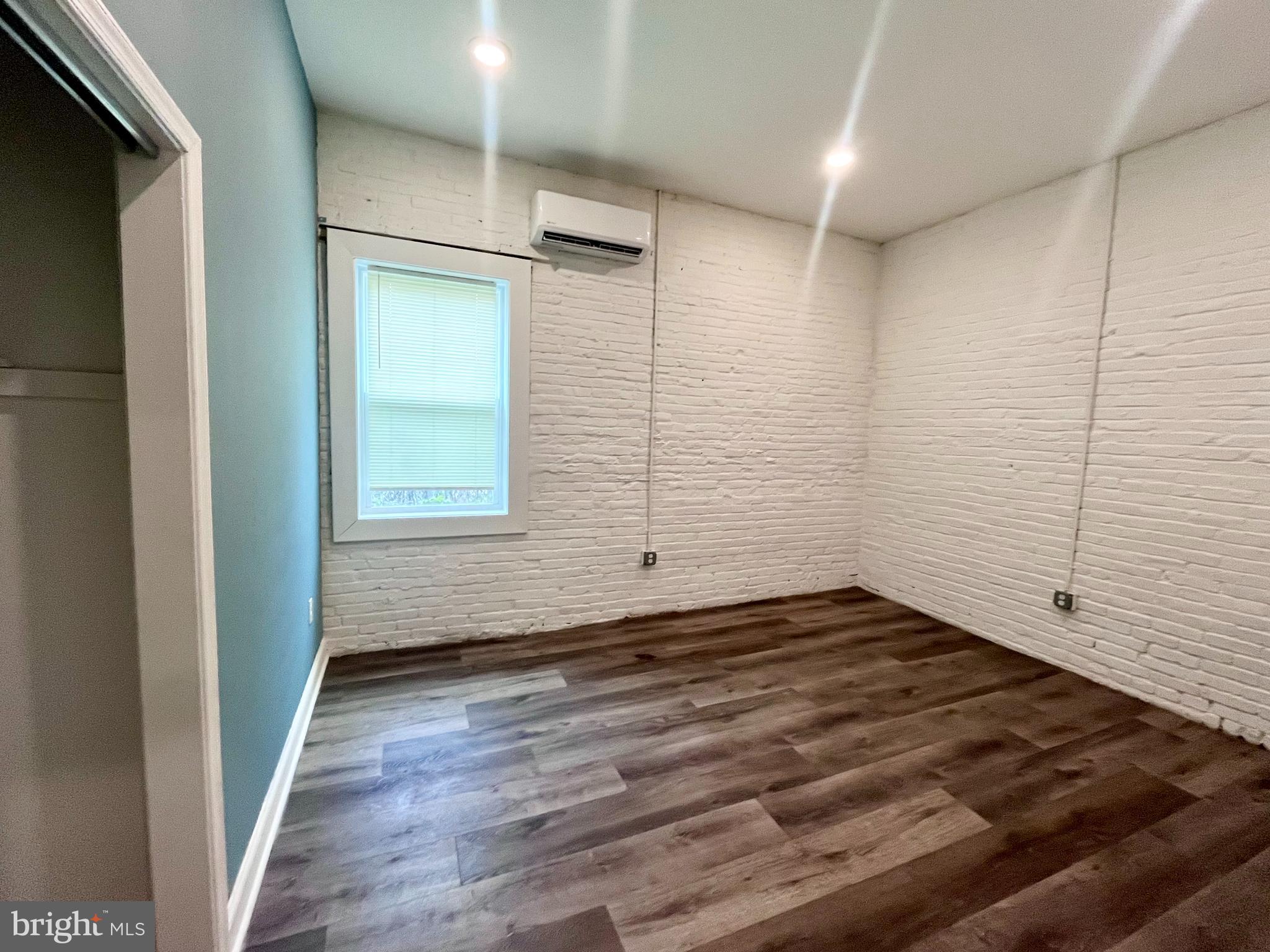 PORT RICHMOND - Residential Lease