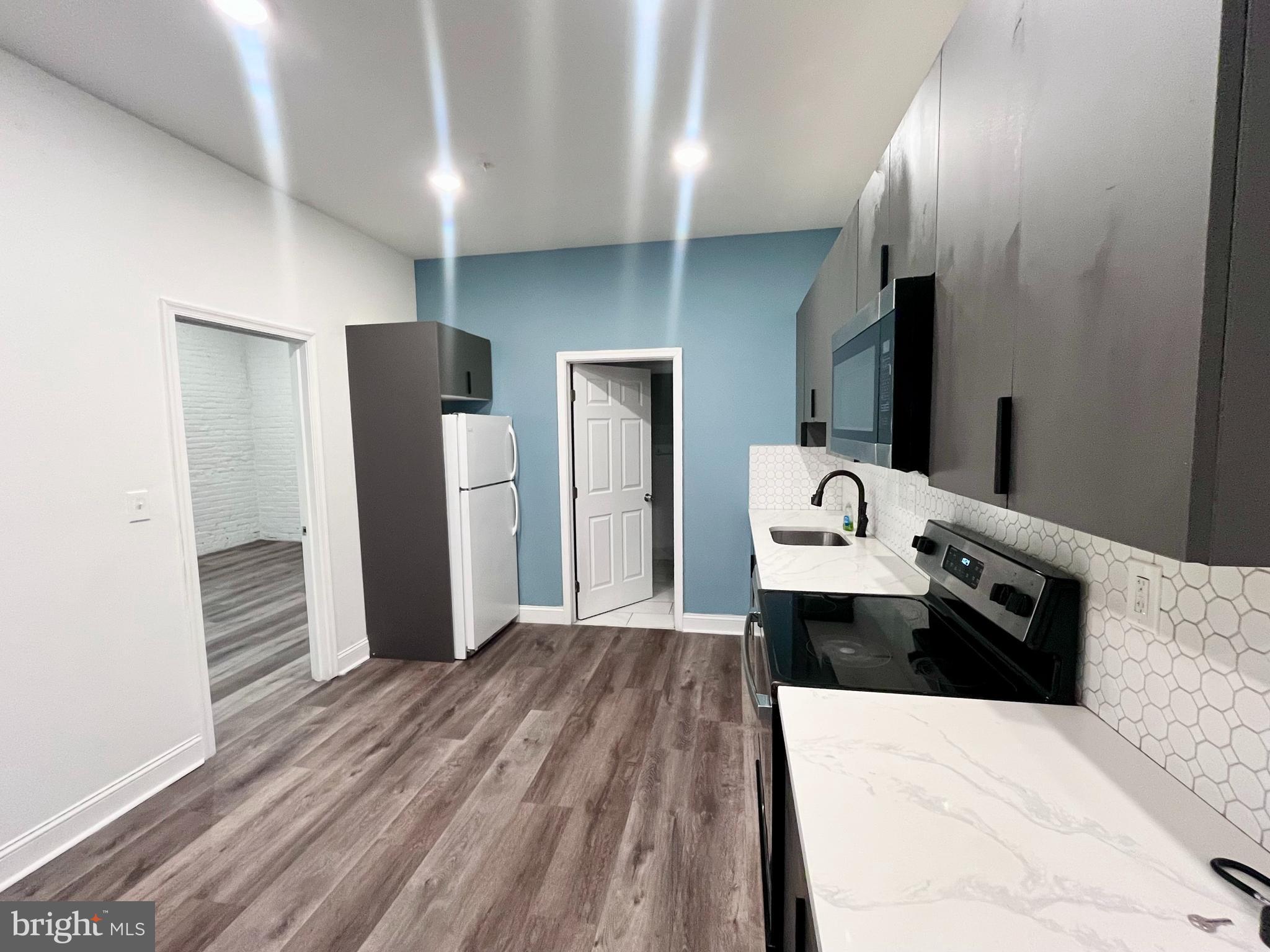 PORT RICHMOND - Residential Lease