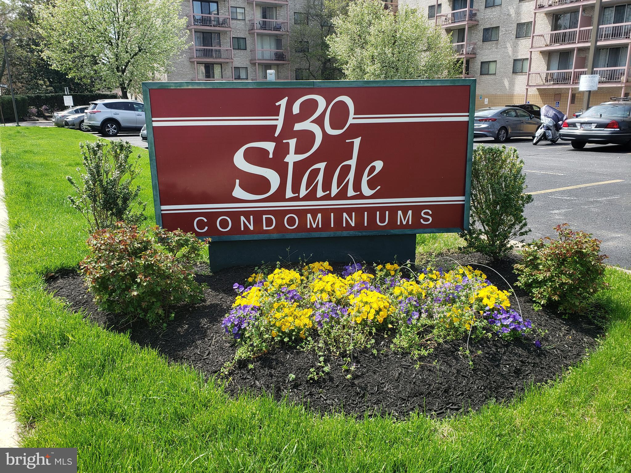 Beautifull, move in ready, 2brm 2ba condo in a secure building. Laundry room on every level. Large living and dining area. Community pool. MUST SEE!