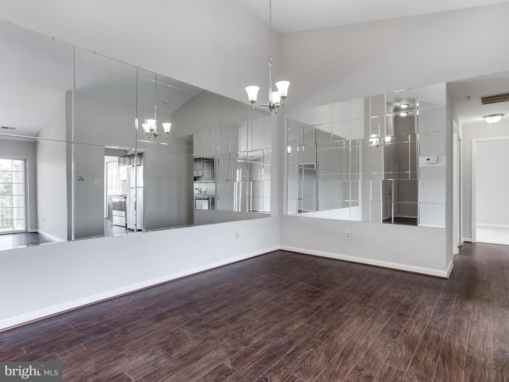 CROMWELL FOUNTAIN - Residential