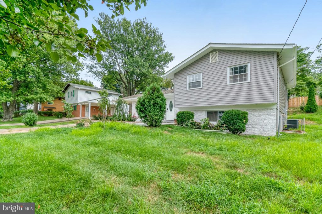 Photo of 7727 Kalorama Road, ANNANDALE, VA 22003 (MLS # VAFX2279690)