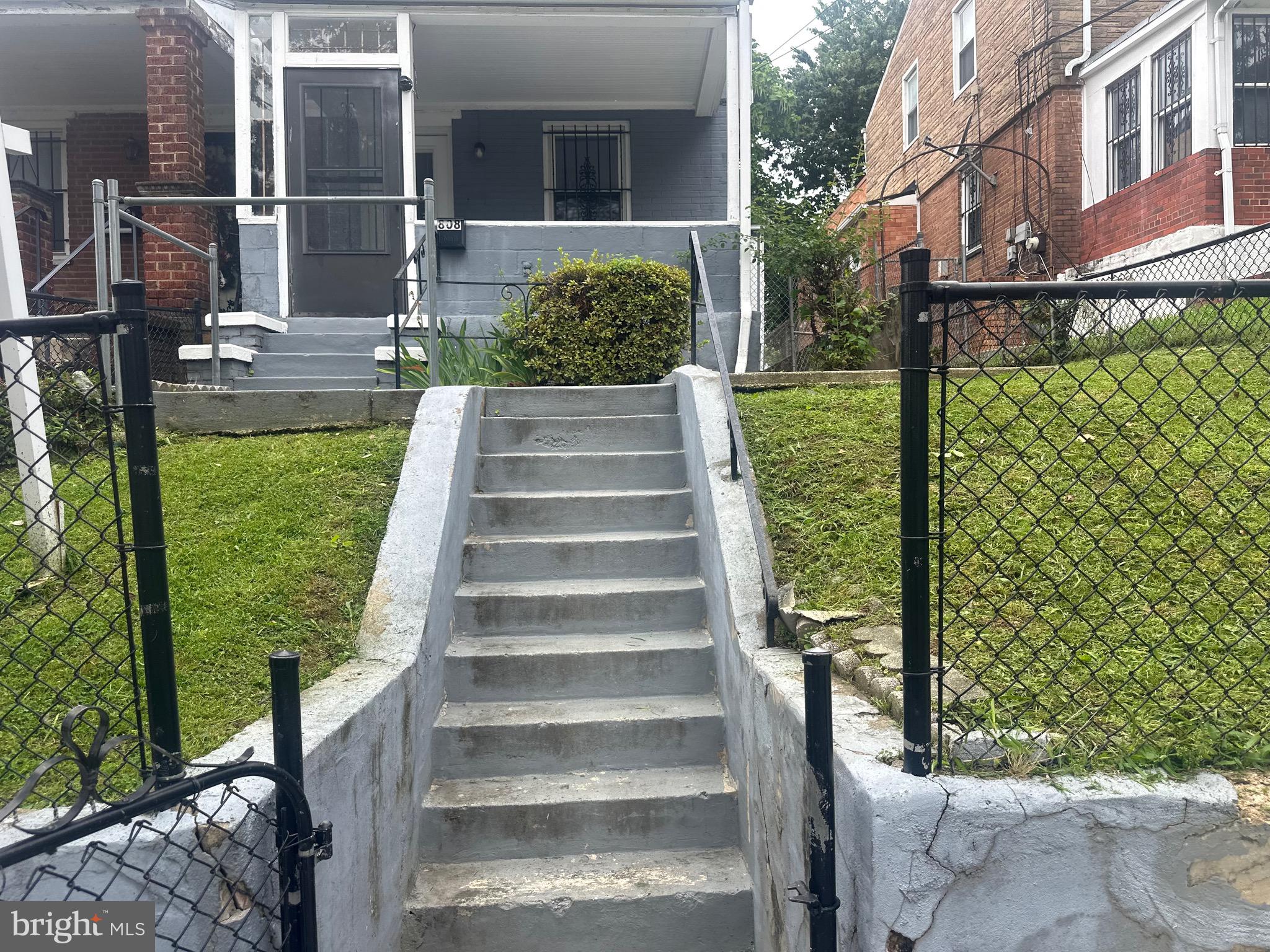 808 DIVISION AVENUE NE