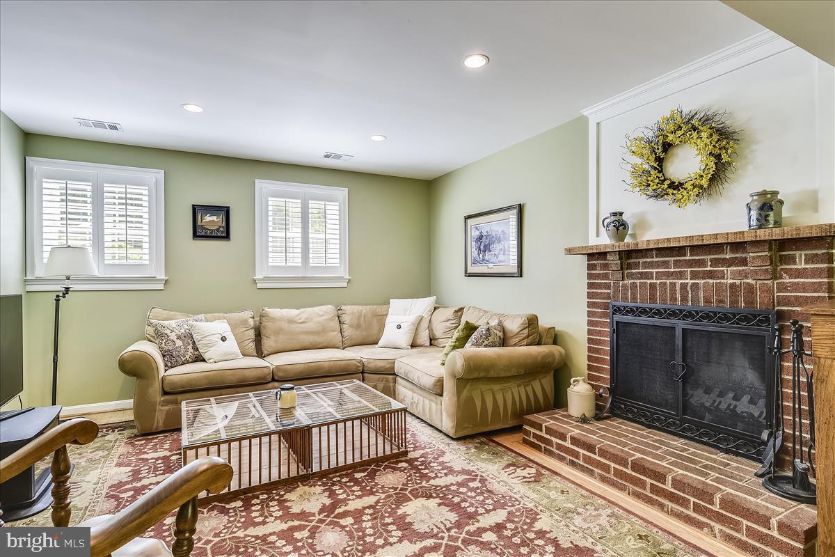 LAKE BRADDOCK - Residential