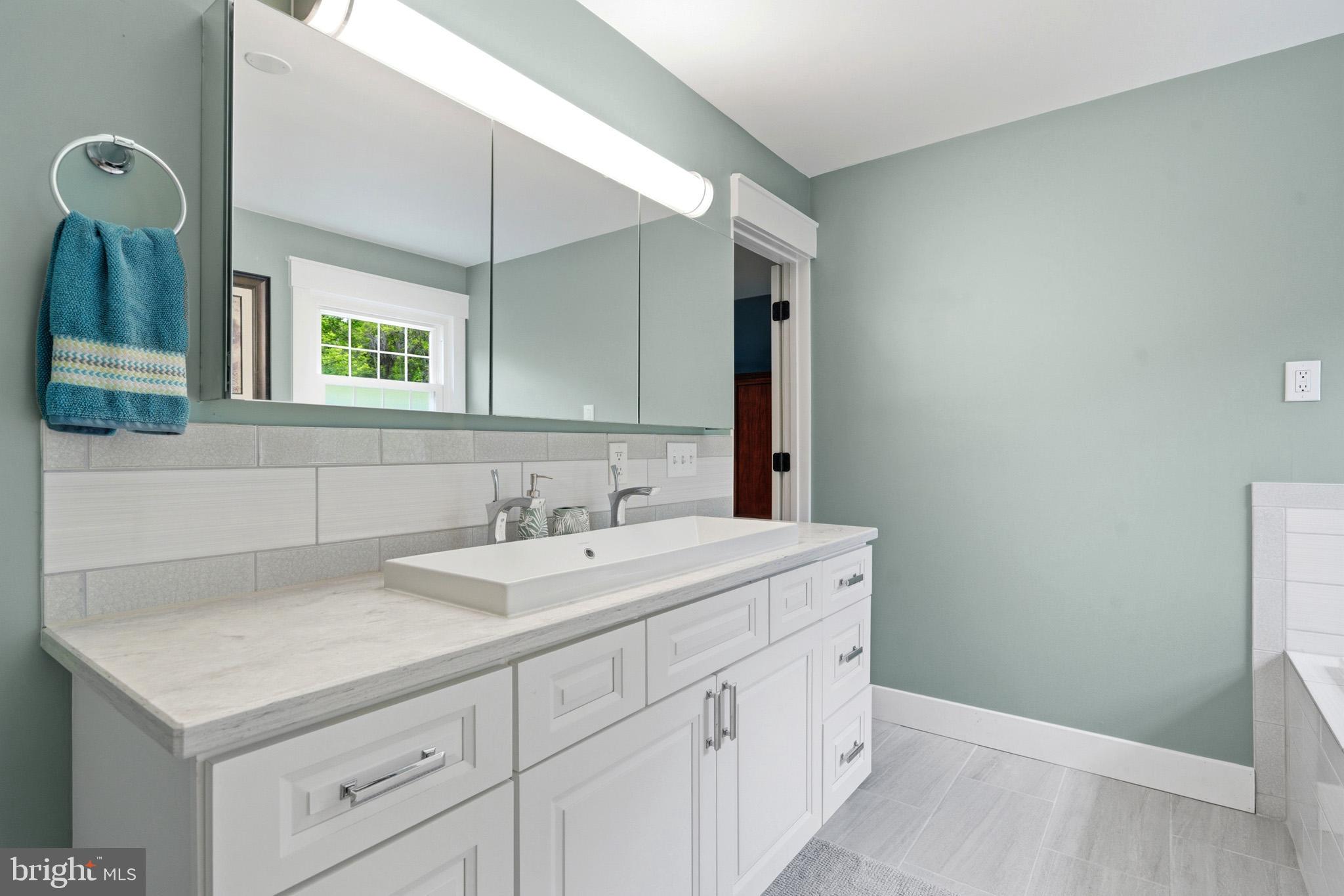 BAY COUNTRY - Residential