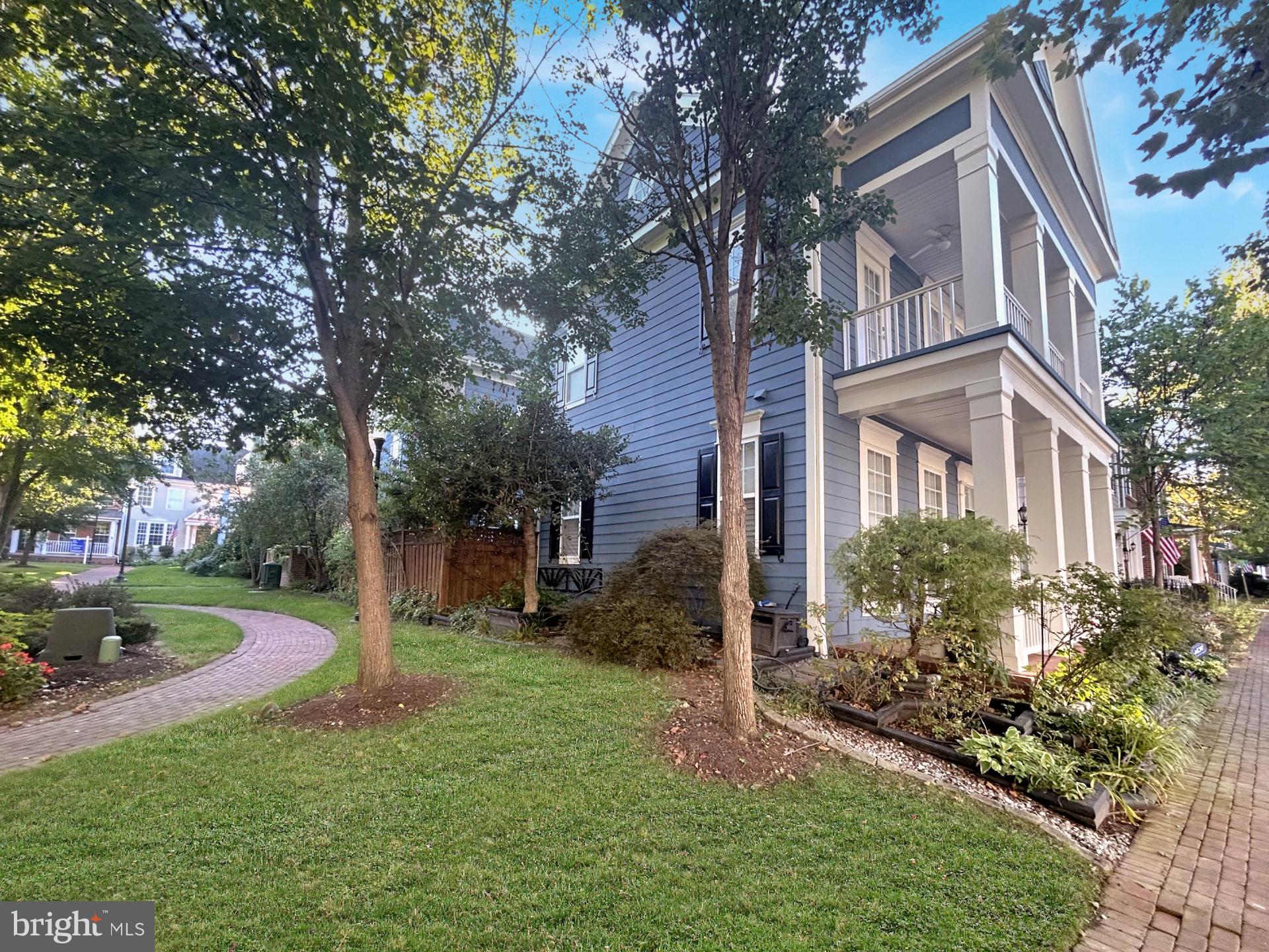 807 MONUMENT AVENUE