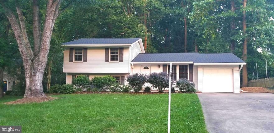Beautiful split level home within a cul-de-sac. Excellent Location! This home features hard wood floors, stainless steel appliances,  a renovated kitchen, garage, upgraded Anderson windows & doors, 2017 water heater and a 2019 New Roof!  A NEW DECK is being built to replace the current deck.   Conveniently located minutes from Rte 1,  I-95, the VRE,  Potomac Town Center(with restaurants, shopping, the Apple store, the  Alamo Drafthouse Cinema, etc), Potomac Mills and the Northern VA Community College-Woodbridge campus.  Bright and spacious with windows that provide natural lighting throughout the home. Stop on by this friendly, quiet treed community surrounded by nature's greenery!