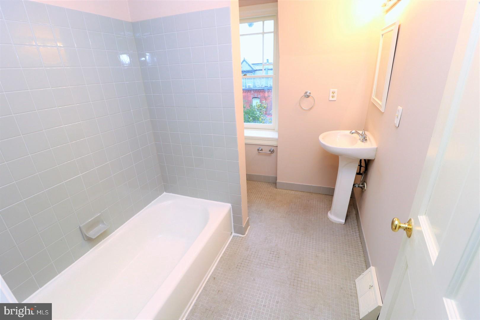 UNIVERSITY CITY - Residential Lease