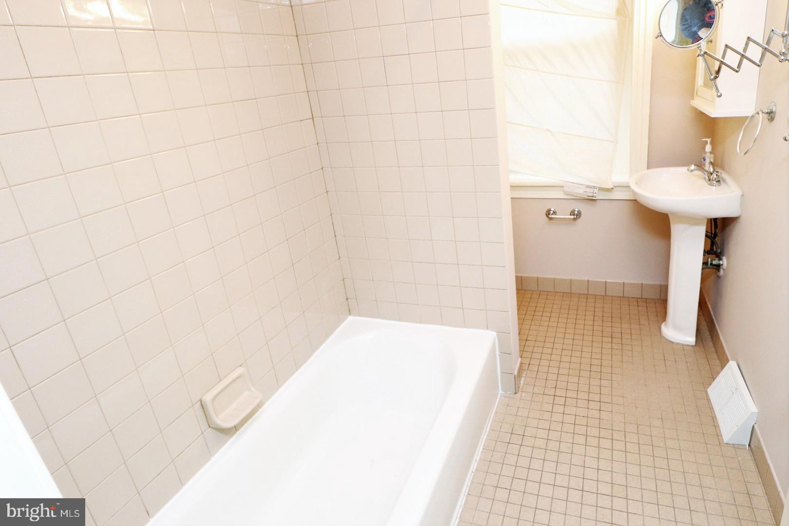 UNIVERSITY CITY - Residential Lease