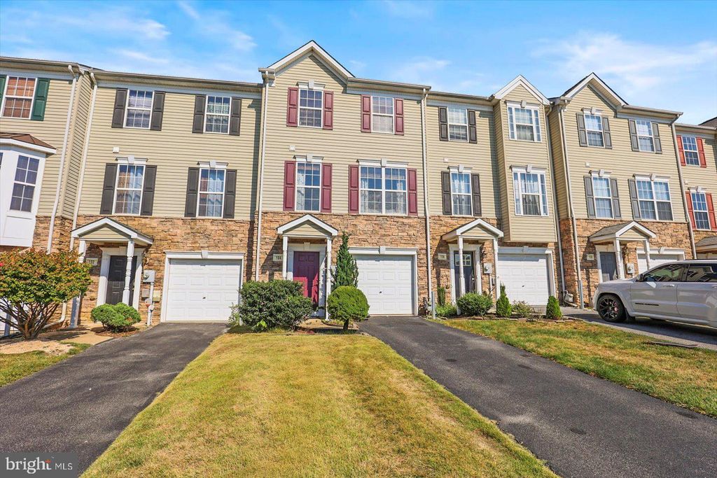 Photo of 104 Bruaw Drive, YORK, PA 17406 (MLS # PAYK2089078)