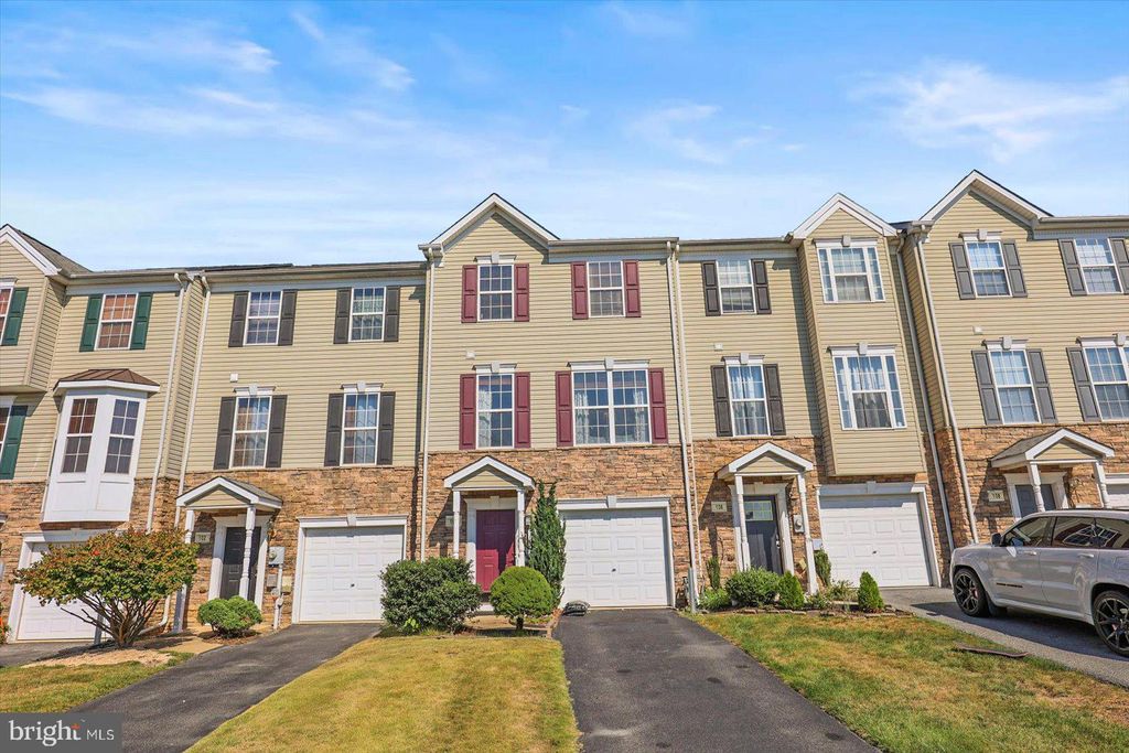 Photo of 104 Bruaw Drive, YORK, PA 17406 (MLS # PAYK2089078)