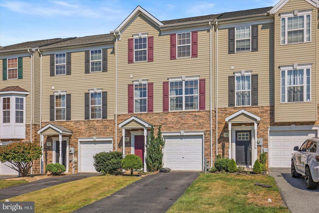 Photo of 104 Bruaw Drive, YORK, PA 17406 (MLS # PAYK2089078)