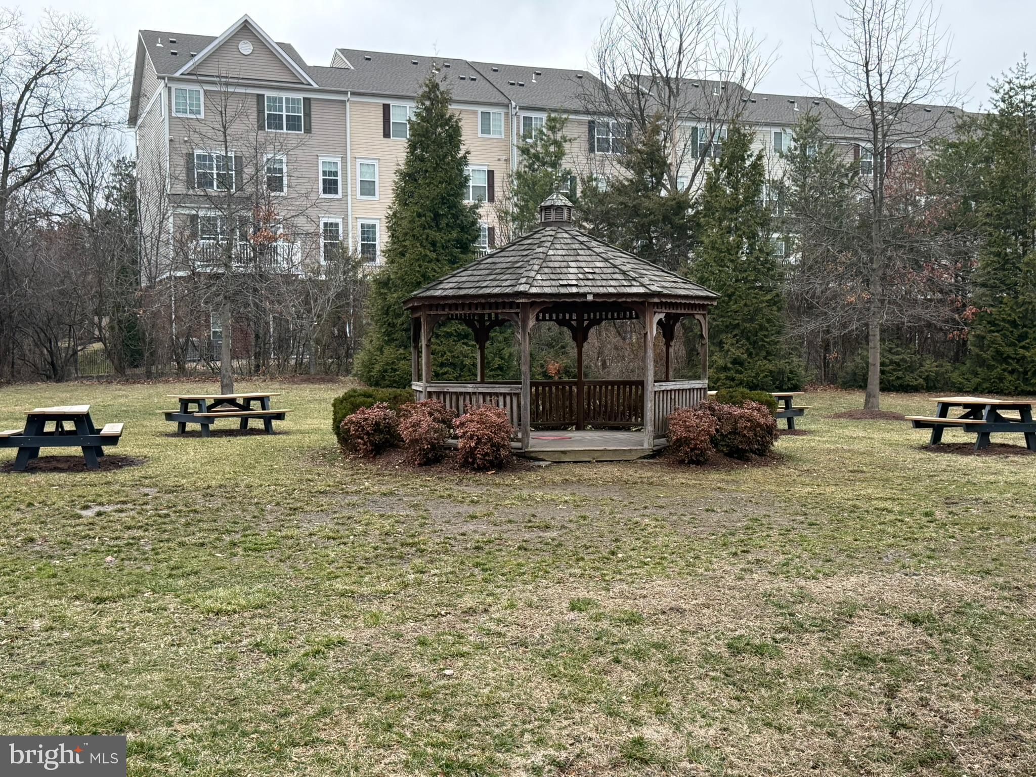 CASCADES PLACE CONDOMINIUM - Residential